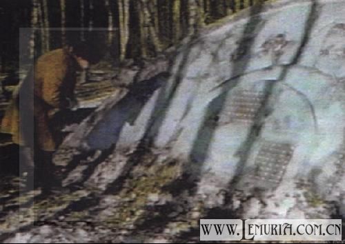 UFO坠落后斜插入地下