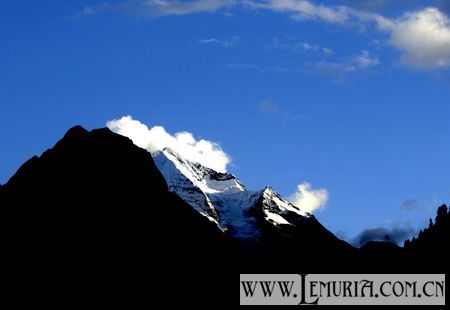 远处的雪山.jpg
