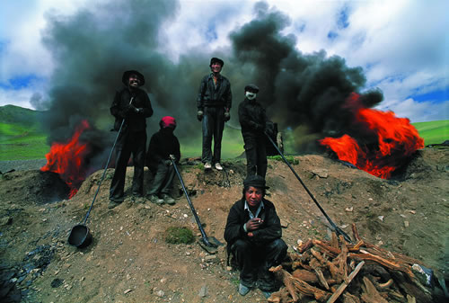 9.格拉丹冬冰峰下的青藏公路道班.jpg
