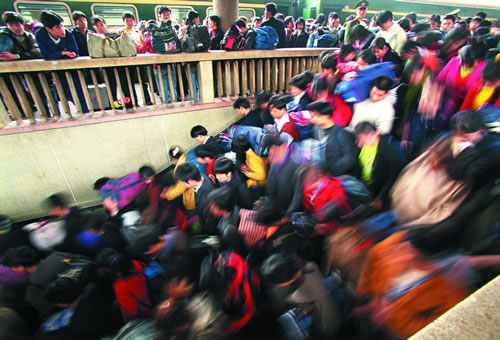 5.春运期间，火车站里的汹涌人潮。.jpg