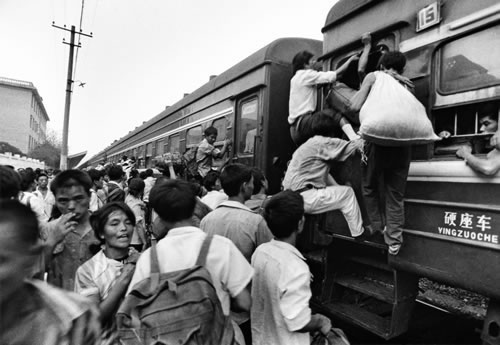 3.人多车少，乘客从车窗挤上车。.jpg