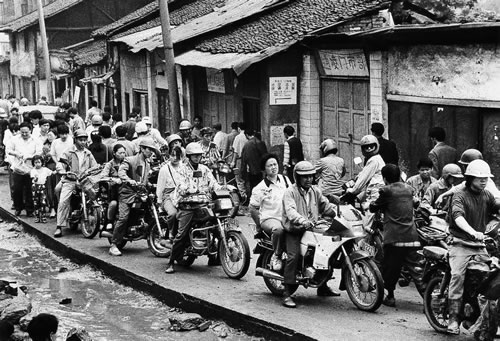 2.人多路窄，上下班的人们多坐“摩的”。.jpg