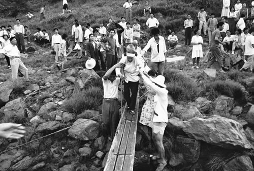 24.87岁的老移民被搀扶上船，离开三峡库区。.jpg