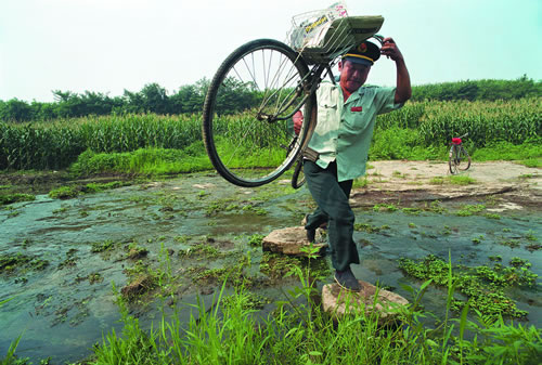 22.邮递员穿过崎岖村路辗转送信.jpg