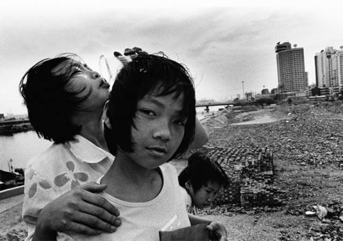 26.新建筑一天天挤走女孩们嬉戏的空地.jpg