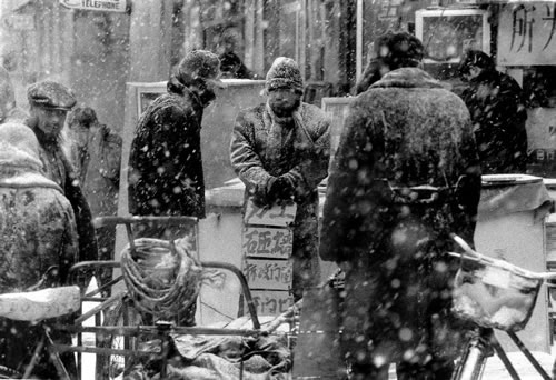29.无业人员冒着大雪在零工市场等待雇主.jpg