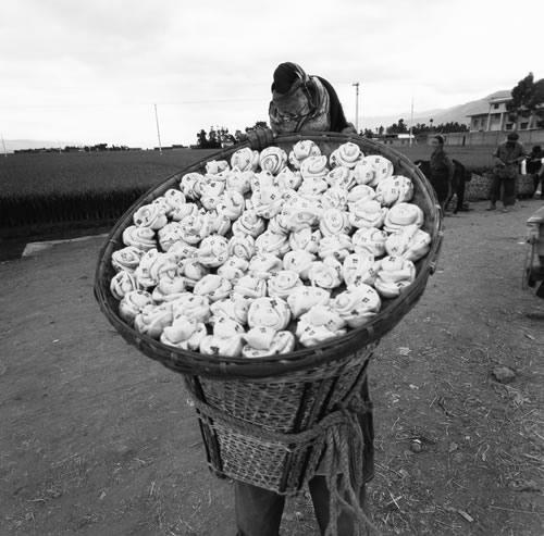 40.郊外市集上卖花卷的流动小贩.jpg