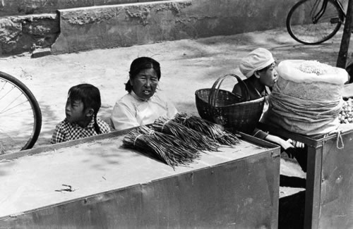 37.自由市场上的韭菜摊.jpg