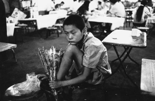 46.午夜里，一个12岁的卖花少年。.jpg