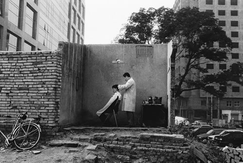43.小理发店开在只剩下一面墙的拆迁房里.jpg