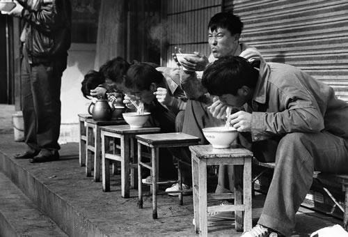 53.牛肉面馆前的食客.jpg