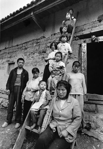 50.一个农妇和她所生的10个孩子.jpg