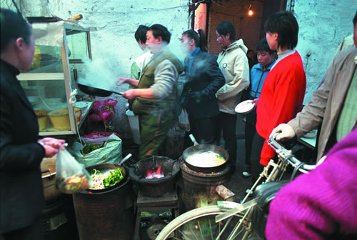 55.市民排队买米粉.jpg
