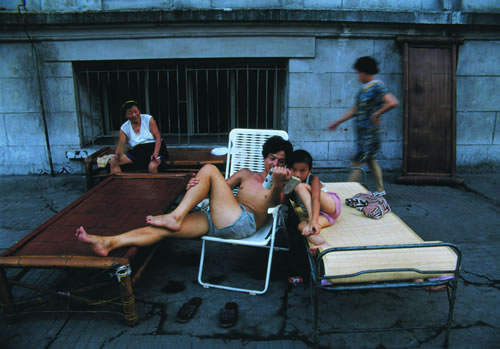 56.街头纳凉.jpg