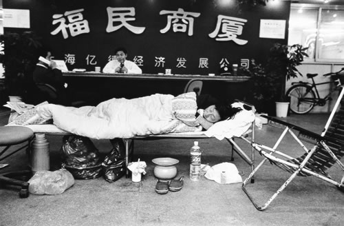 75.不肯拆迁的“钉子户”睡到地产商的公司里去.jpg