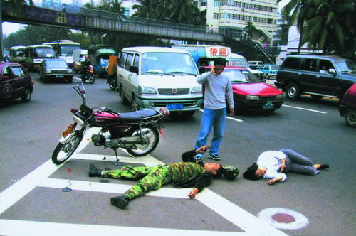 71.一起交通事故发生后，受伤者忙于打电话求援.jpg