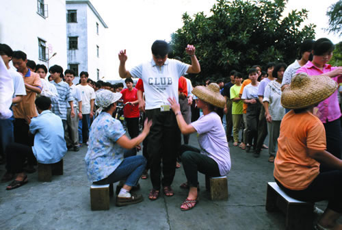 77.下班女工接受搜身.jpg
