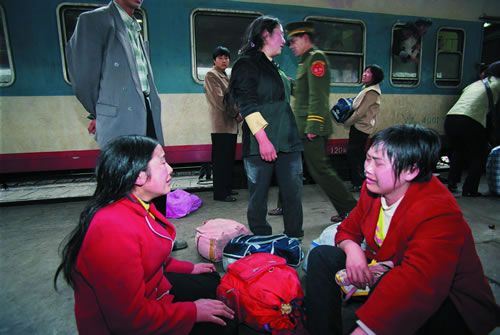 76.三个打工妹未能挤上爆满的火车，又打翻了行李.jpg