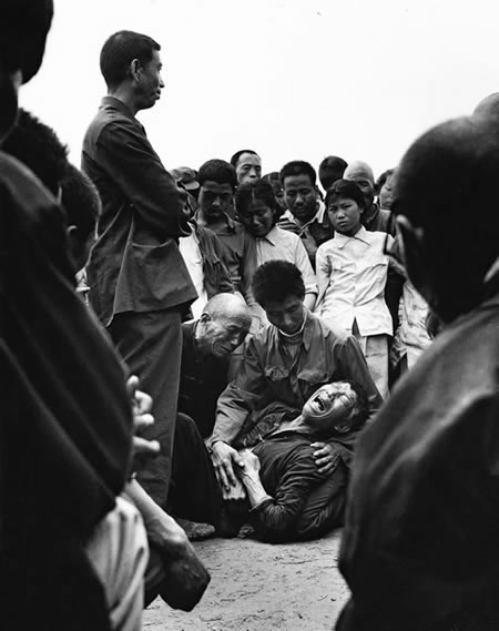 73.粗暴的乡干部将老农民打翻在地.jpg