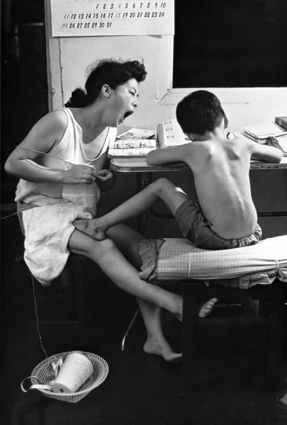 91.夏夜里陪孩子读书的母亲.jpg