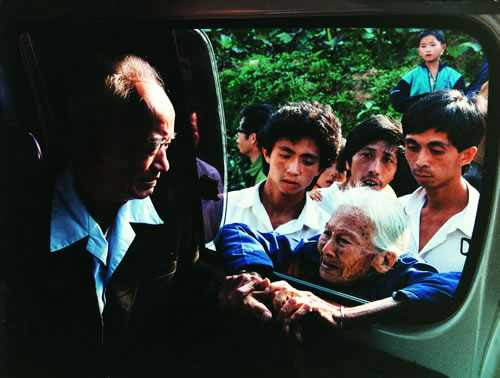 103.离乡40余载的华侨与时年过八旬的嫂子告别.jpg