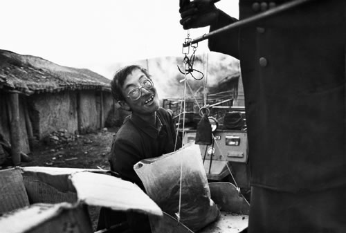 102.这个背铝工领到工钱后，特地去买老母亲喜欢吃的红糖.jpg