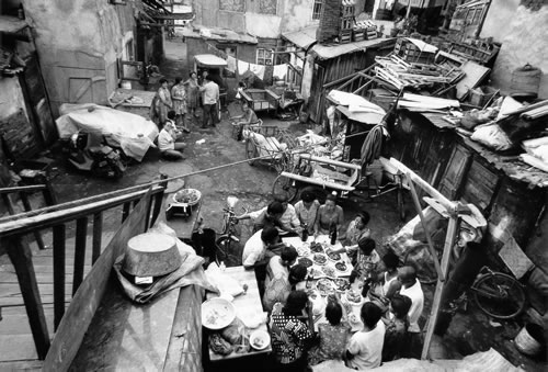 106.小屋容不下三代人，节日聚餐只好在大杂院里进行.jpg