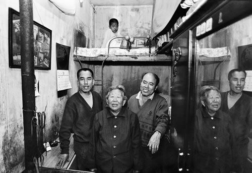 105.一家三代居住在7.3平方米的空间里.jpg