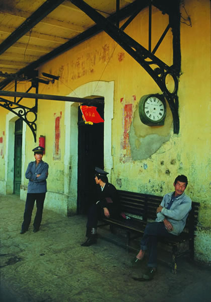114. 1910年通车的滇越铁路上的一个小车站.jpg