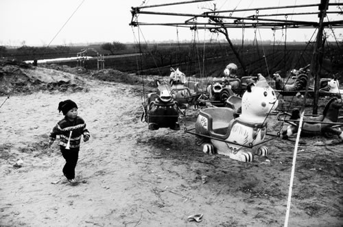 116.孩子和乡村游乐场里的旋转木马.jpg