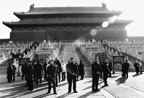 126.一众特殊身份者在保镖围护下参观故宫.jpg