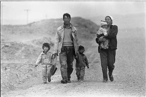139.一家子收工之后，走在回家的路上（西海固）.jpg