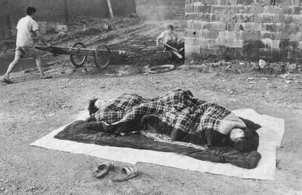 136.席地而眠的民工梦醒之后，又是辛劳的一天.jpg
