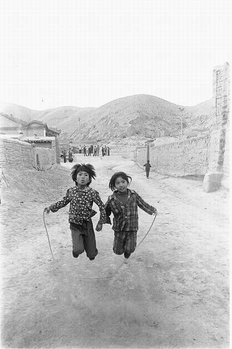 142.忧无虑玩耍的孩子（西海固）.jpg