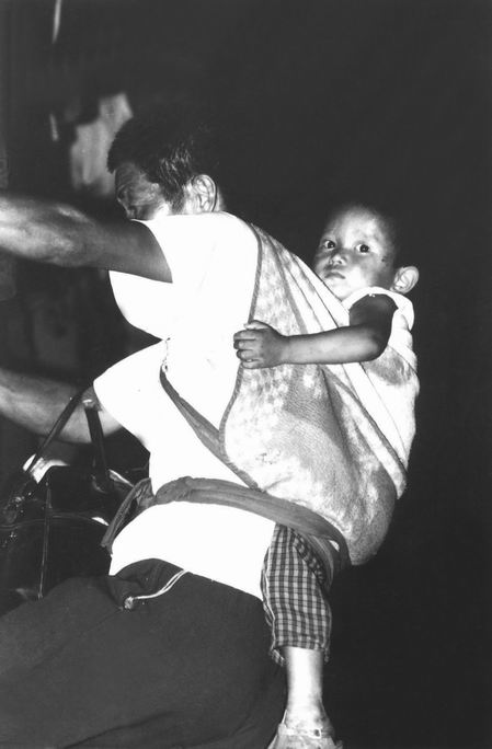 141.年幼的孩子也随着父亲踏上了艰辛的飘泊之路.jpg