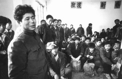 155.新年刚过，民工流动骤起高潮，候车厅随处可见他们的身影.jpg