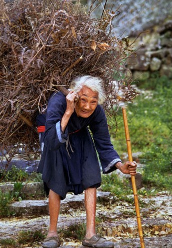 159.為了生活,这位老婆婆,用她几乎没有力量的身体在.jpg