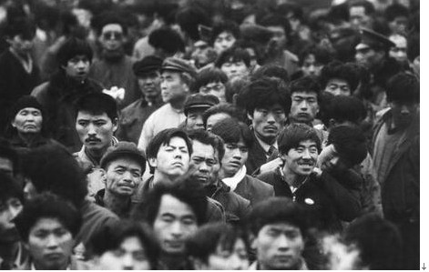 157.成群结队的外出打工的人群.jpg