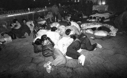 156.风凉颼颼的刮，车站虽人挤著人，仍难抵挡刺骨的寒风.jpg