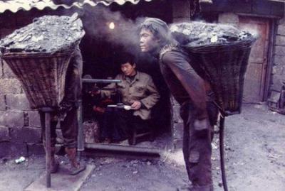 167.王致中，17岁,河南安阳人，以背煤为生.jpg