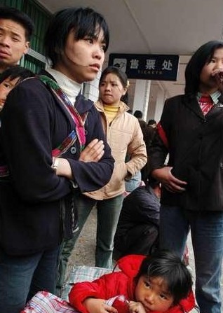 172.不得不跟著母亲四处奔波的孩子.jpg