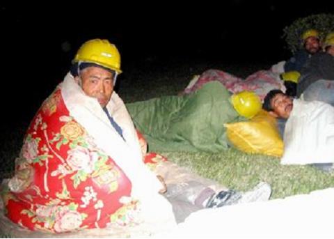 179.北京西四环四季青桥一草坪上50多名因被拖欠工资而无法返乡的建筑民工.jpg