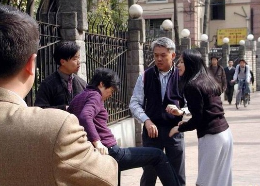 178.二奶逛街遭遇大奶，许许多多的成功人士走上了这条路，有大款，更有我们的公务员.jpg