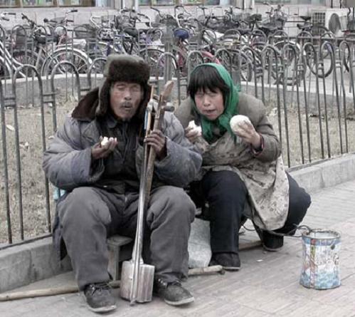 184.一对相扶相持的老夫妻.jpg