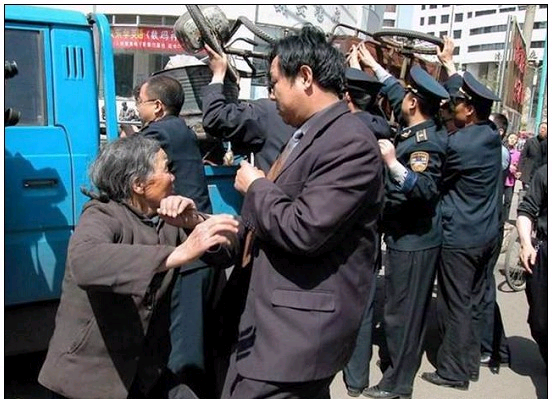 190.敬业的城管，这些东西是老人的命根.jpg