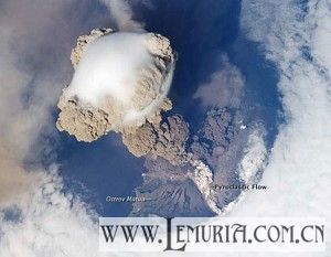 火山碎屑流从山峰顶部向下滚流.jpg