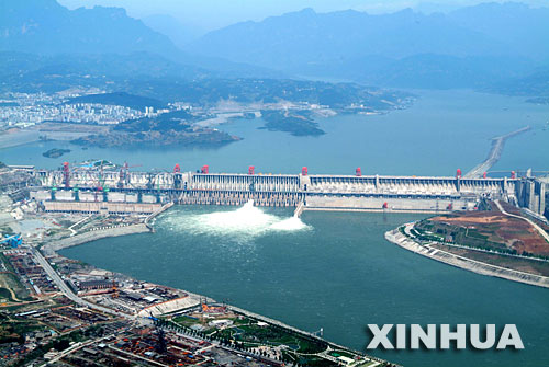 三峡围堰爆破历史瞬间.jpg